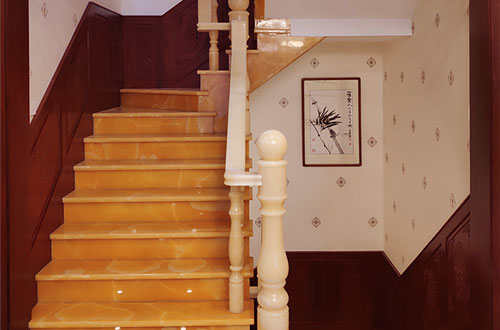路南中式别墅室内汉白玉石楼梯的定制安装装饰效果